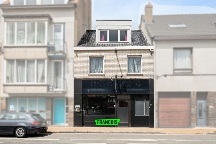 Fully renovated residence with commercial space in Mariaker…