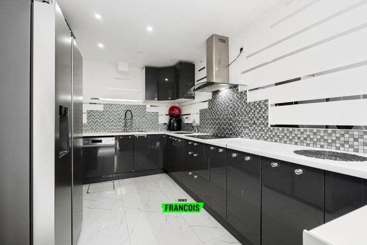 Fully renovated residence with commercial space in Mariaker…