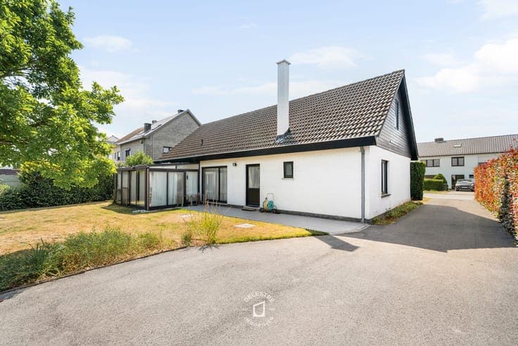 RUIME WONING met garage voor 2 wagens en grote tuin op ce...