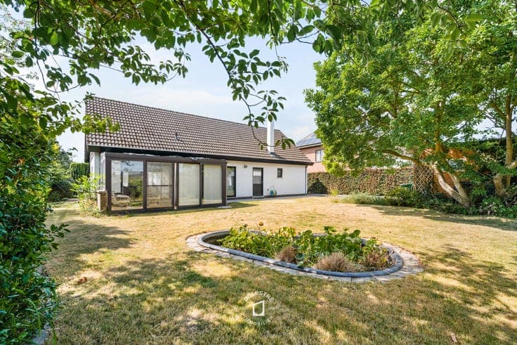 RUIME WONING met garage voor 2 wagens en grote tuin op ce...