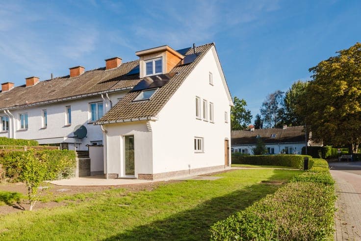 Move-in-ready 4-bedroom home with a large yard in Merelbeke