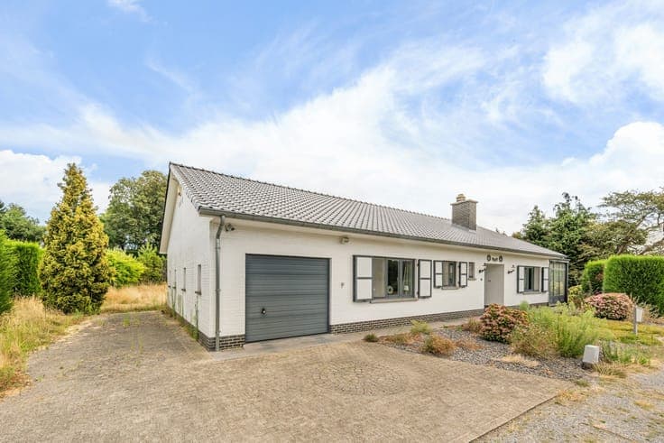 Ruime gelijkvloerse bungalow met uitbreidbare zolder op e...