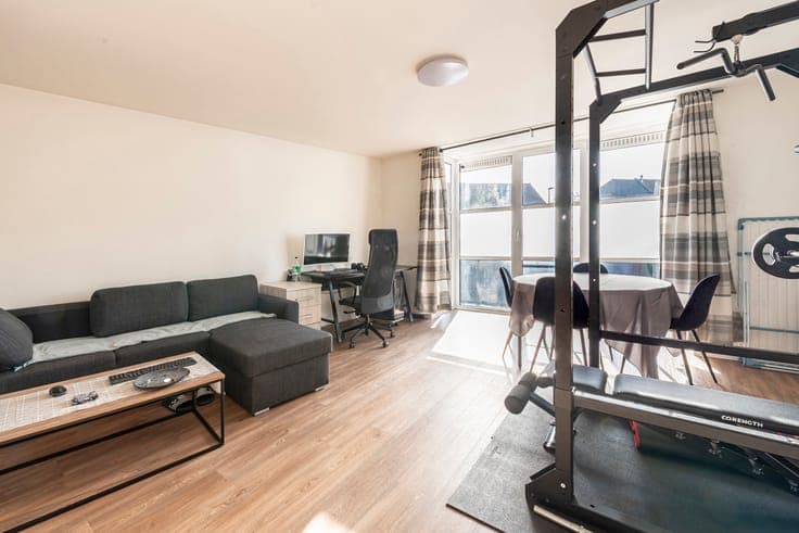Small-scale apartment block comprising 3 units