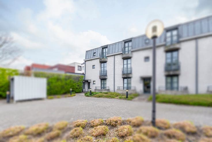 Small-scale apartment block comprising 3 units