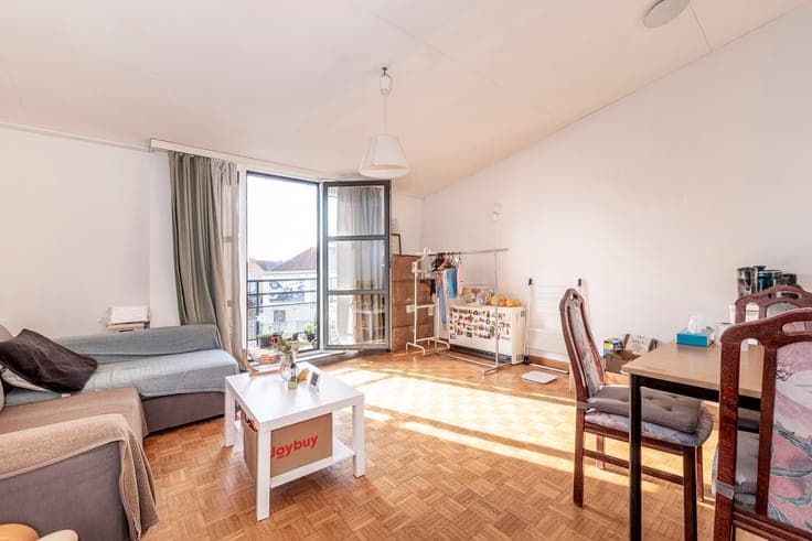 Small-scale apartment block comprising 3 units
