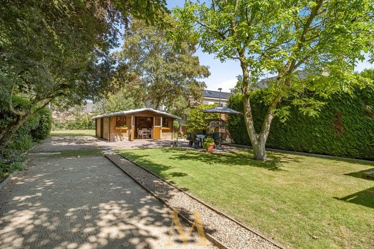 Unieke eigendom met woning, polyvalente ruimte en magazij...