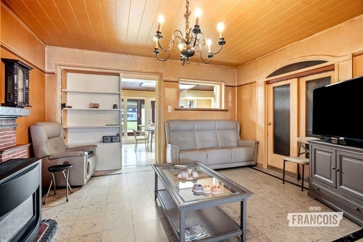 Semi-open-plan property with potential for sale in the cent…