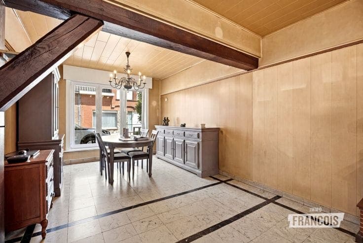 Semi-open-plan property with potential for sale in the cent…
