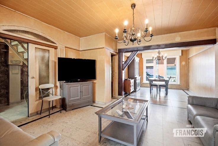 Semi-open-plan property with potential for sale in the cent…