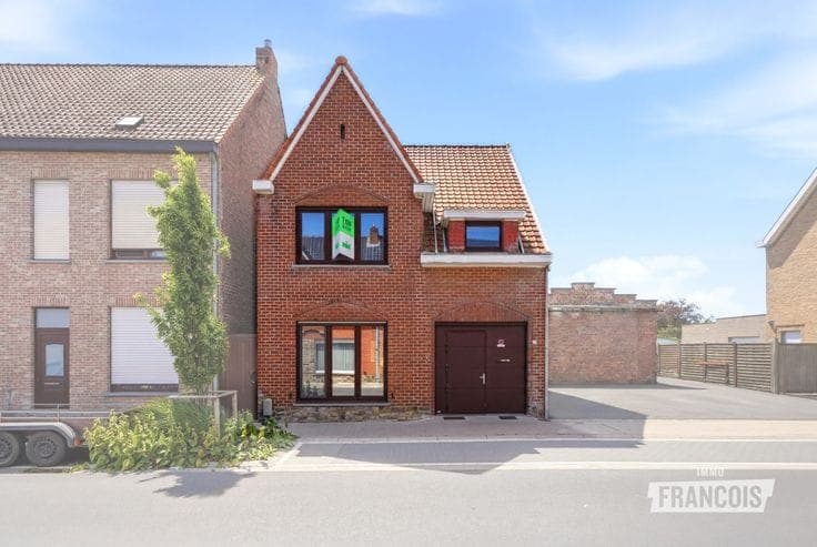 Semi-open-plan property with potential for sale in the cent…