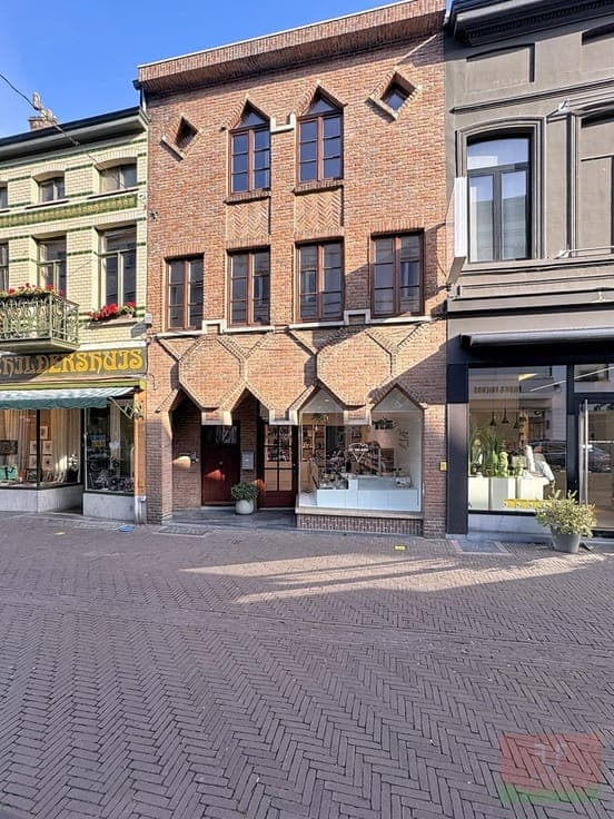 Handelspand + triplex appartement met 4 slaapkamers (174m...