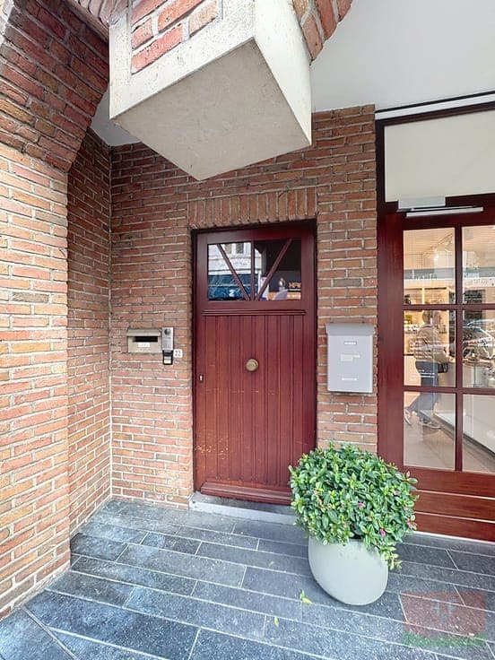 Handelspand + triplex appartement met 4 slaapkamers (174m...
