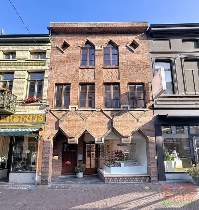 Handelspand + triplex appartement met 4 slaapkamers (174m...