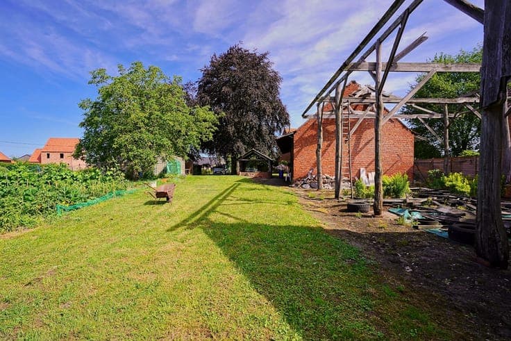 Hoeve met woning, 2 stallingen en veldschuur