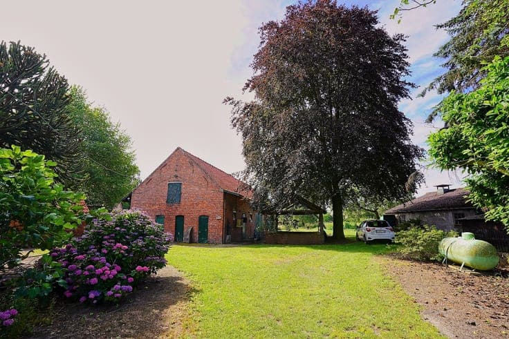 Hoeve met woning, 2 stallingen en veldschuur