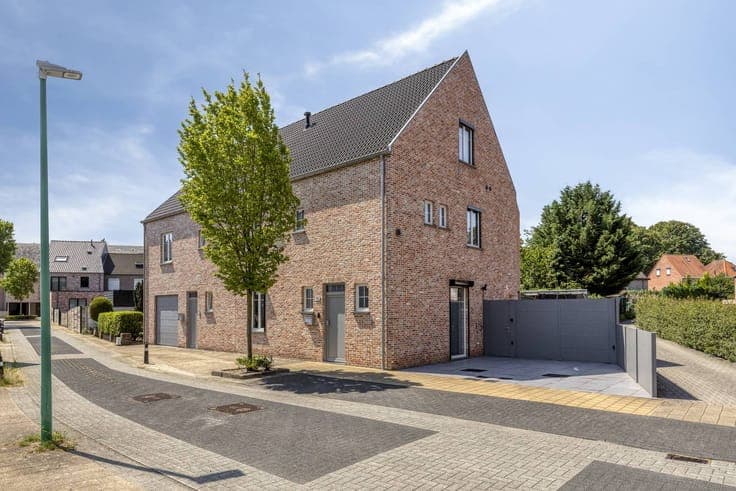 Ready to move in 4 bedroom family home in the center of Esse