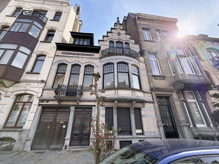Exceptional townhouse with up to 8 bedrooms possible