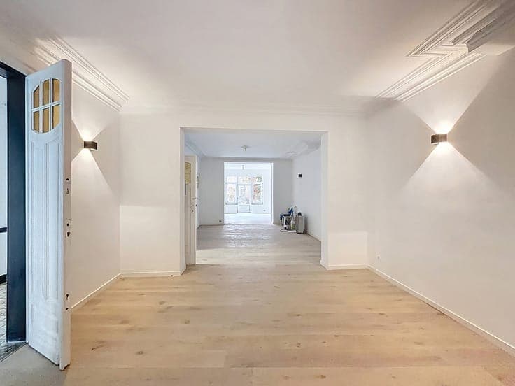 Exceptional townhouse with up to 8 bedrooms possible