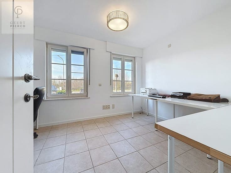 Ruime woning op mooi perceel van 10 are.