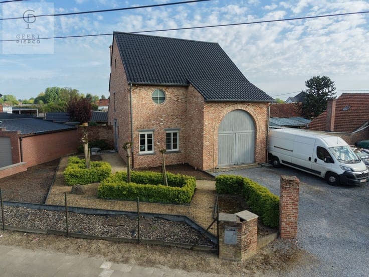 Ruime woning op mooi perceel van 10 are.