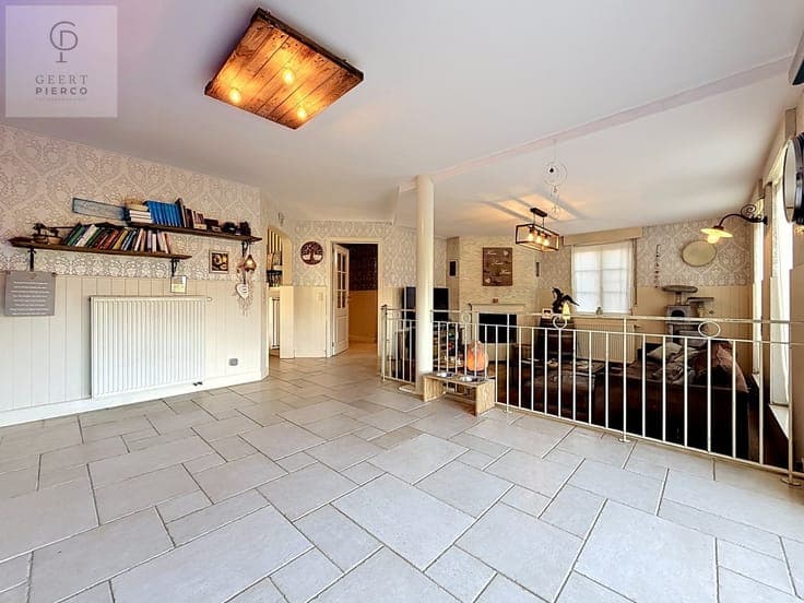 Ruime woning op mooi perceel van 10 are.