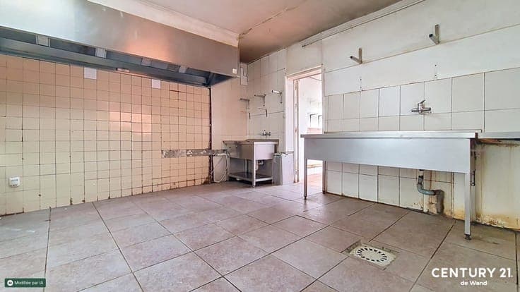 Commercial property with residential accommodation – ± 330 m