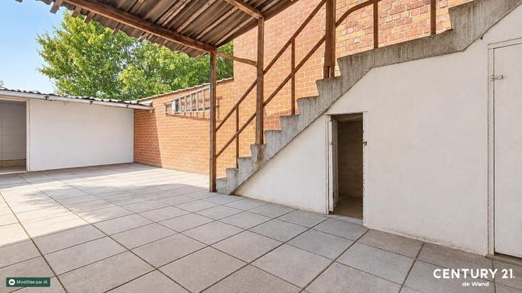 Commercial property with residential accommodation – ± 330 m