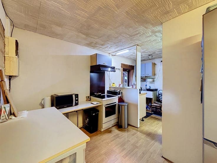A property with several buildings in peaceful surroundings