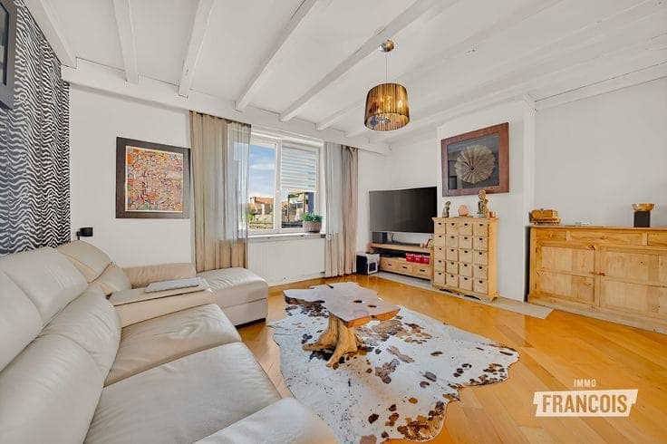 Move-in ready raised townhouse (bel-etage) with 3 bedrooms,…