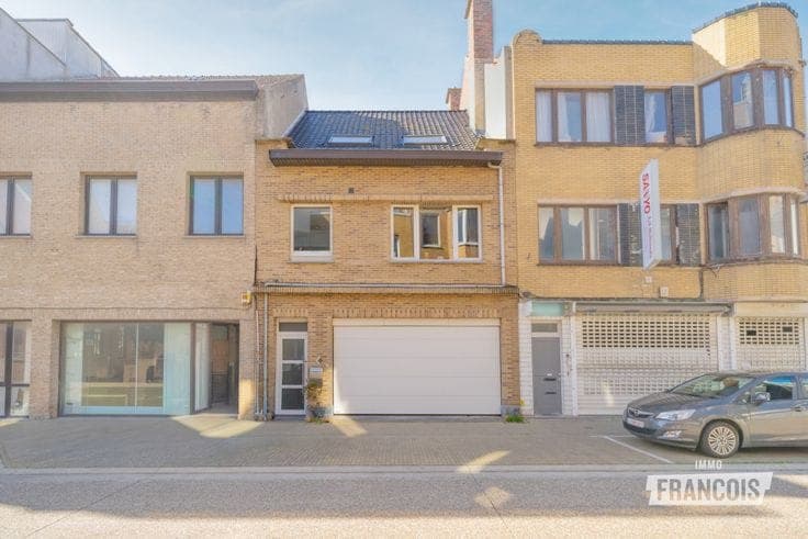 Move-in ready raised townhouse (bel-etage) with 3 bedrooms,…