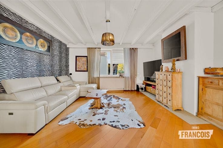 Move-in ready raised townhouse (bel-etage) with 3 bedrooms,…