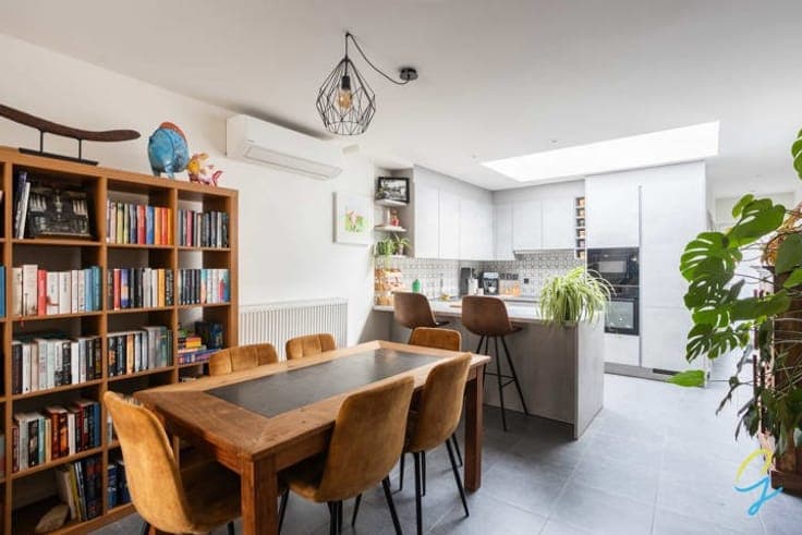 FOR SALE FAMILY HOME WITH 3 BEDROOMS AND SMALL GARDEN