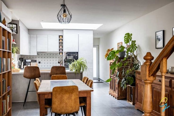FOR SALE FAMILY HOME WITH 3 BEDROOMS AND SMALL GARDEN