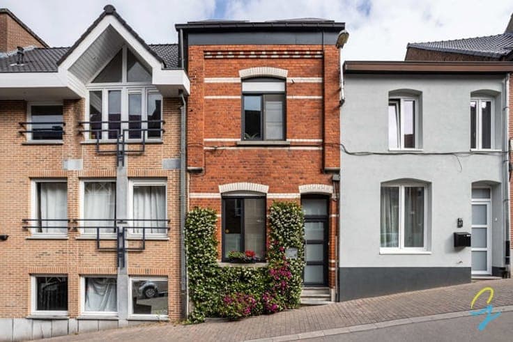FOR SALE FAMILY HOME WITH 3 BEDROOMS AND SMALL GARDEN