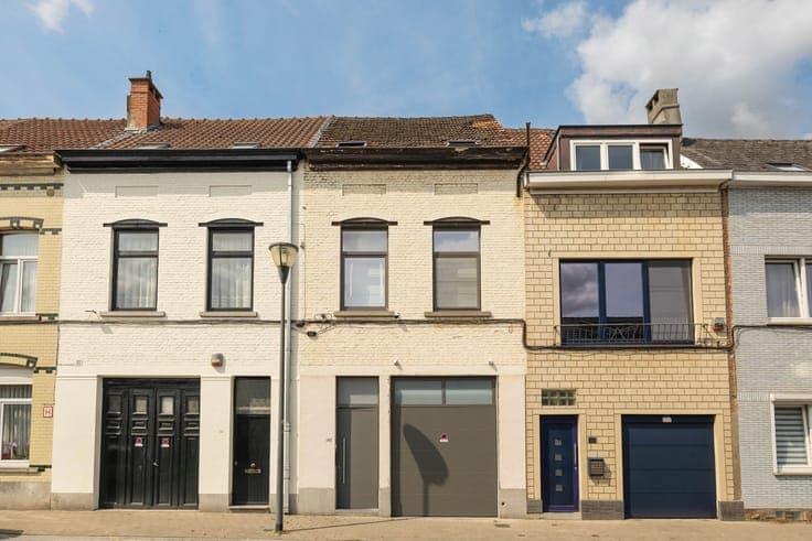 House of ± 150m² with workshop/storage space of ± 100m²