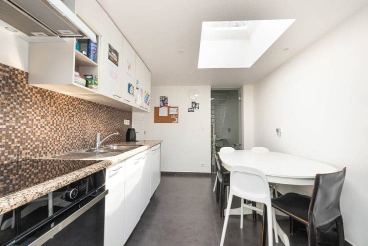 House of ± 150m² with workshop/storage space of ± 100m²