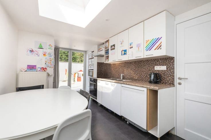 House of ± 150m² with workshop/storage space of ± 100m²