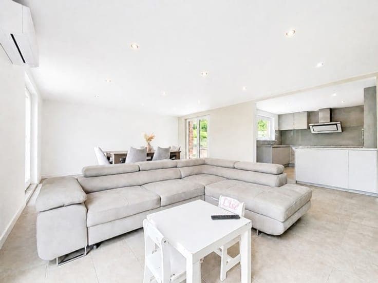 5-bedroom villa with 2 bathrooms, garage and garden