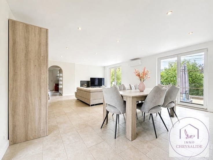 5-bedroom villa with 2 bathrooms, garage and garden