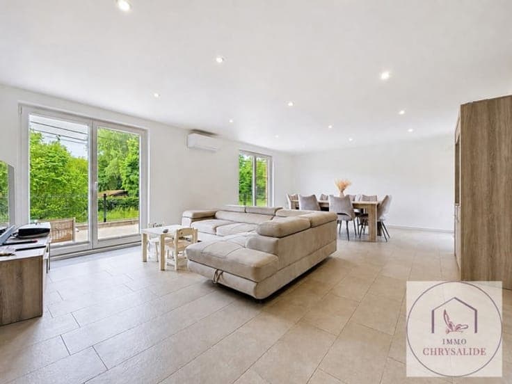 5-bedroom villa with 2 bathrooms, garage and garden