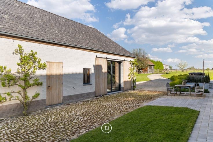 Idyllic country home with fitted office space.