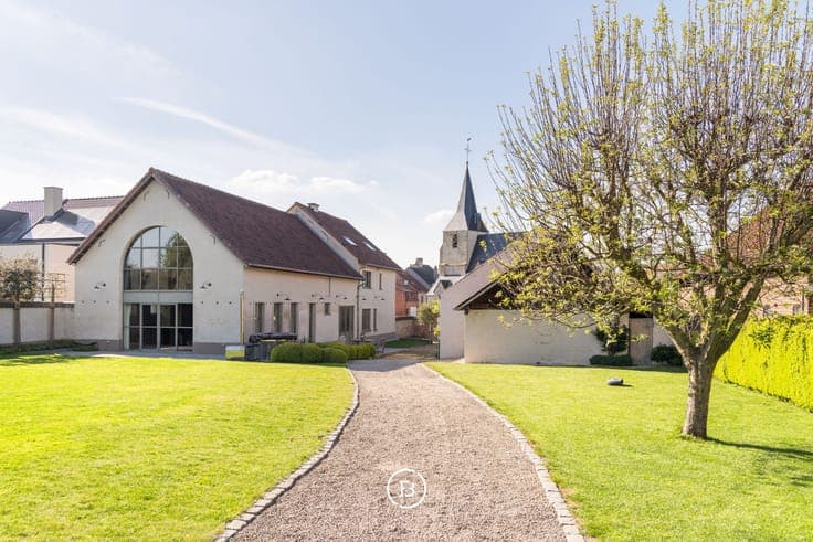 Idyllic country home with fitted office space.