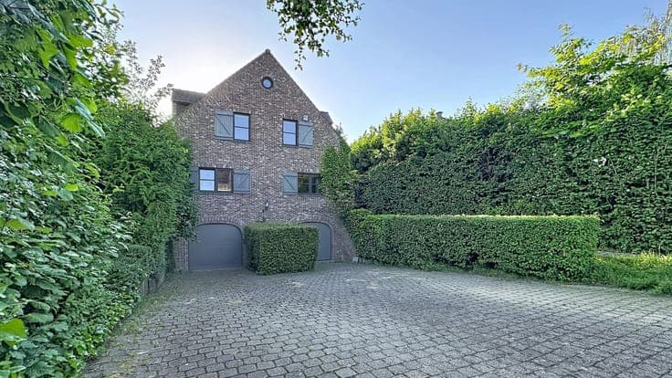 Villa /5 Bedrooms, Office, 3-Car Garage and 5 Parking