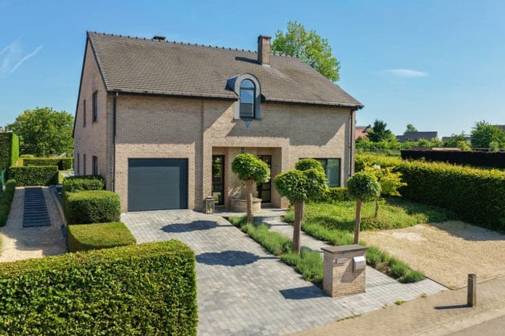 Move-in ready villa with pool and home office