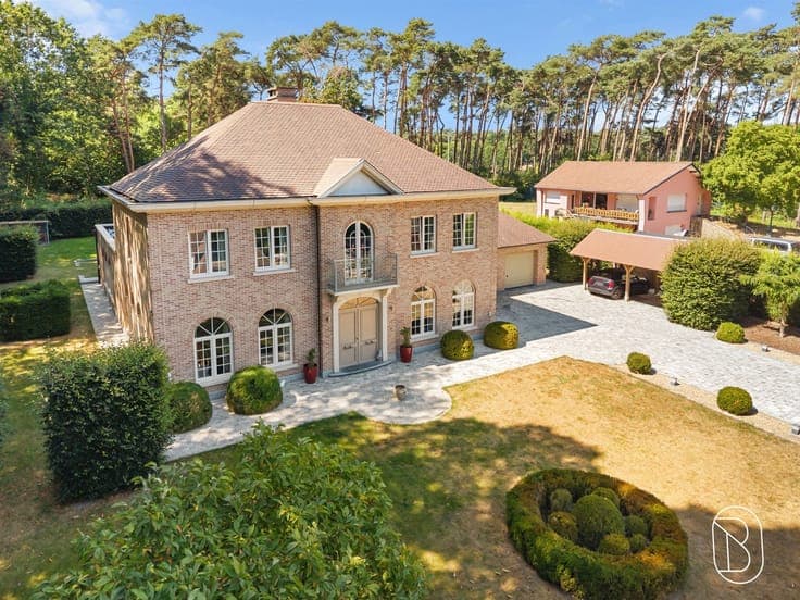 Exclusive villa with an indoor pool on a spacious lot in Waa