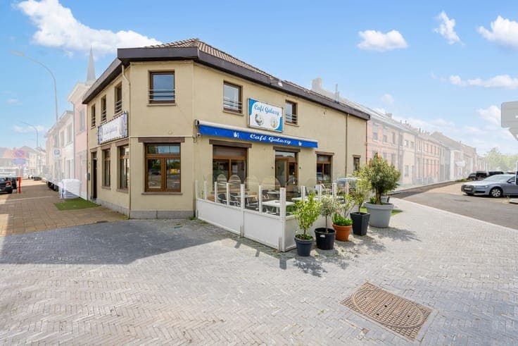 Commercial property with residence in Sint-Niklaas