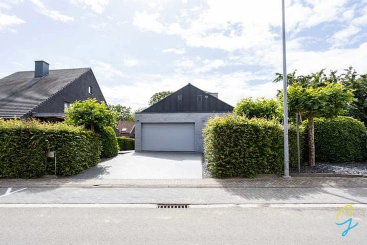 Exclusive detached house