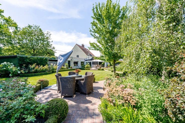 Semi-detached home with large garden