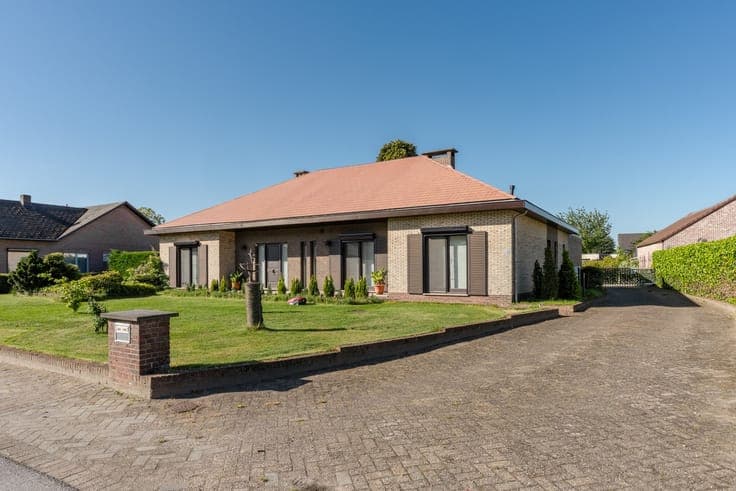 Ruime energiezuinige gezinswoning met polyvalente ruimte ...