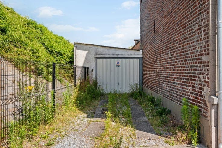 Te renoveren woning met 3 slk, garage en tuin!
